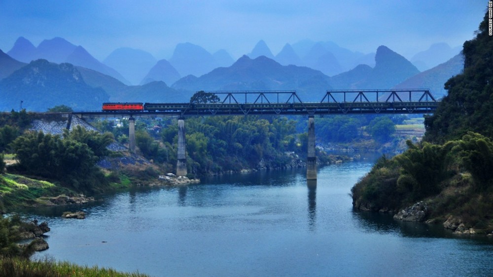 Nhiếp ảnh gia Wang Wei đã đi qua hơn 300.000 km để chụp lại những  cung đường “đẹp như tranh vẽ” ở Trung Quốc. Trong ảnh, con tàu đang lao vút qua cây cầu đường sắt bắc ngang Long Giang, Liễu Châu, tỉnh Quảng Tây.